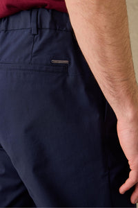 Pantalones casuales elegantes azul marino plisados para hombre, corte clásico a medida.