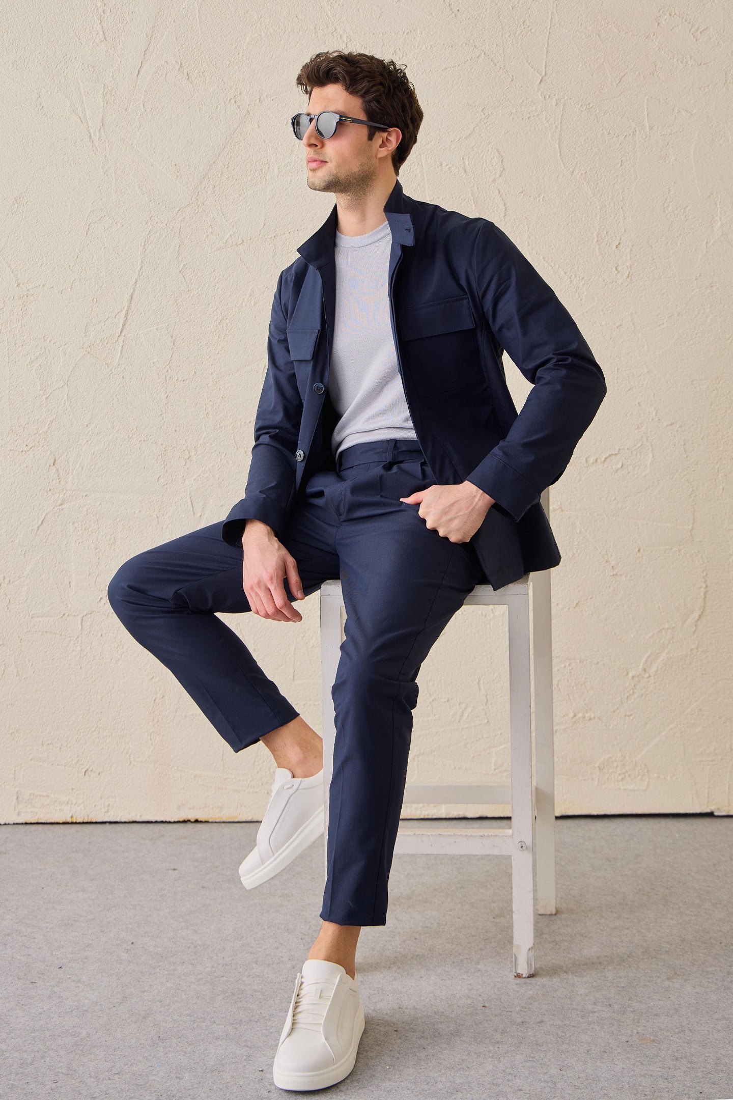 Pantalones casuales elegantes azul marino plisados para hombre, corte clásico a medida.