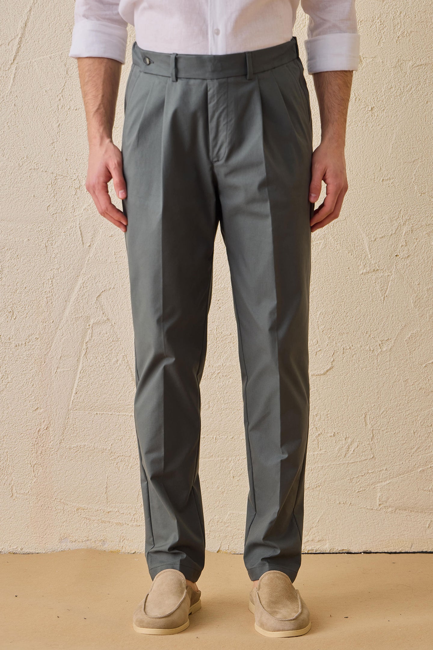 Pantalones casuales elegantes plisados de color verde salvia para hombre, corte clásico a medida.