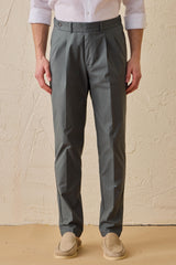 Pantalones casuales elegantes plisados de color verde salvia para hombre, corte clásico a medida.