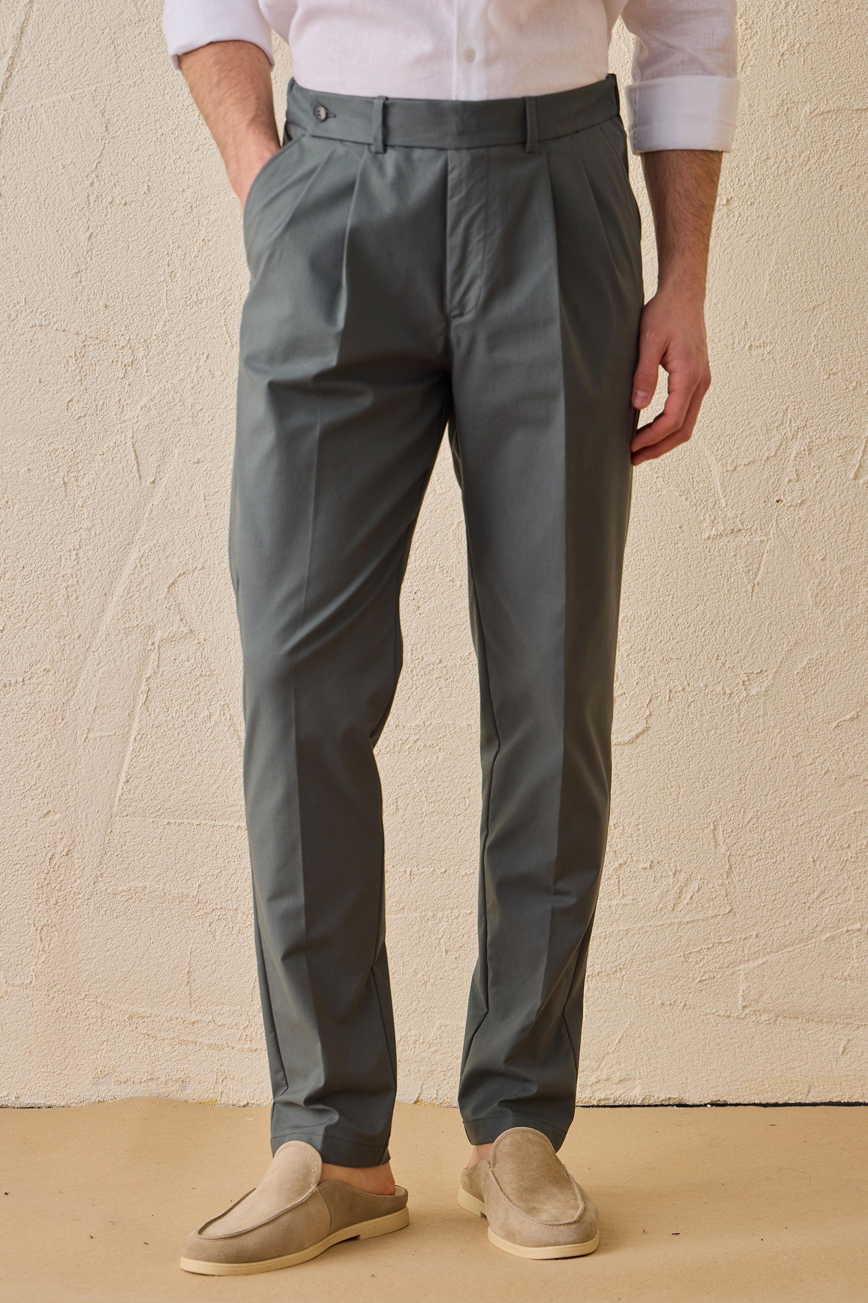 Pantalones casuales elegantes plisados de color verde salvia para hombre, corte clásico a medida.