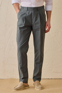 Traje de dos piezas para hombre en color verde salvia, estilo safari, con cuello alto y tejido elástico.