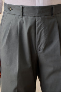 Pantalones casuales elegantes plisados de color verde salvia para hombre, corte clásico a medida.