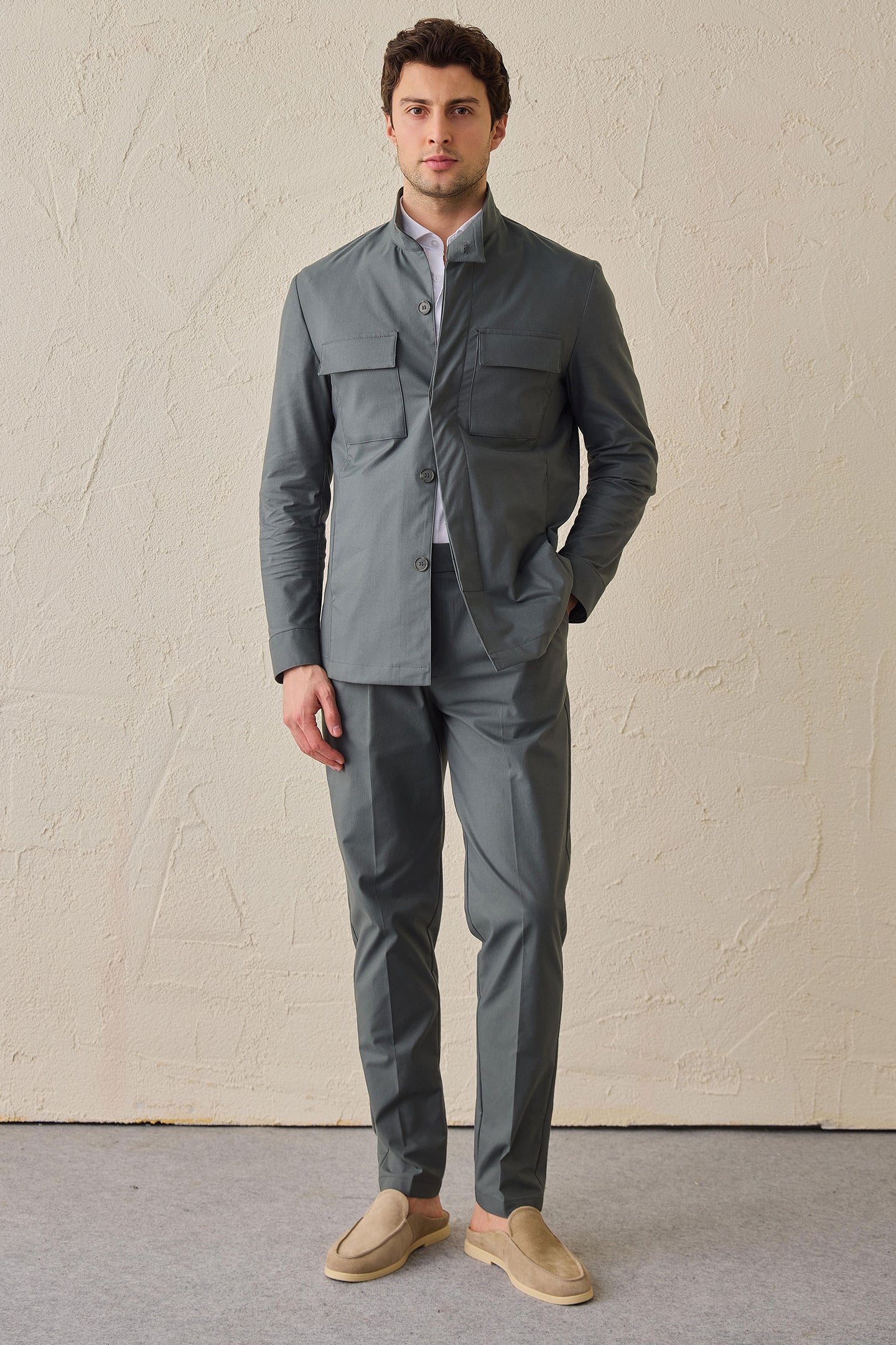 Pantalones casuales elegantes plisados de color verde salvia para hombre, corte clásico a medida.