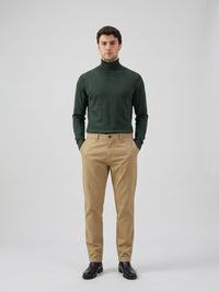 Pantalones chinos de lino color caqui para hombre, confeccionados en una fina mezcla de lino y algodón Tencel, ideales para el verano.