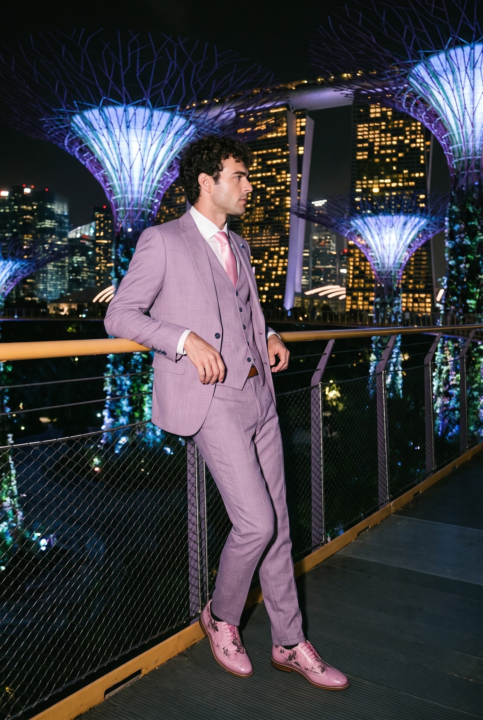 Look #947 styled with Traje de lino rosa palo para hombre, ideal para el verano.