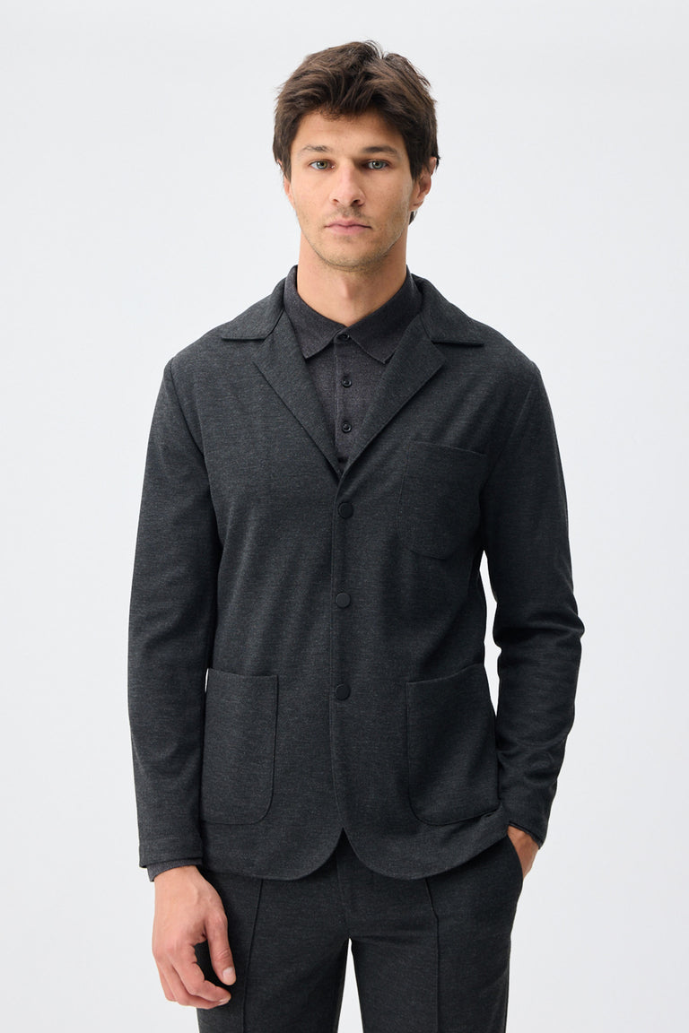 Blazer de punto suave color carbón para hombre, estilo casual elegante.