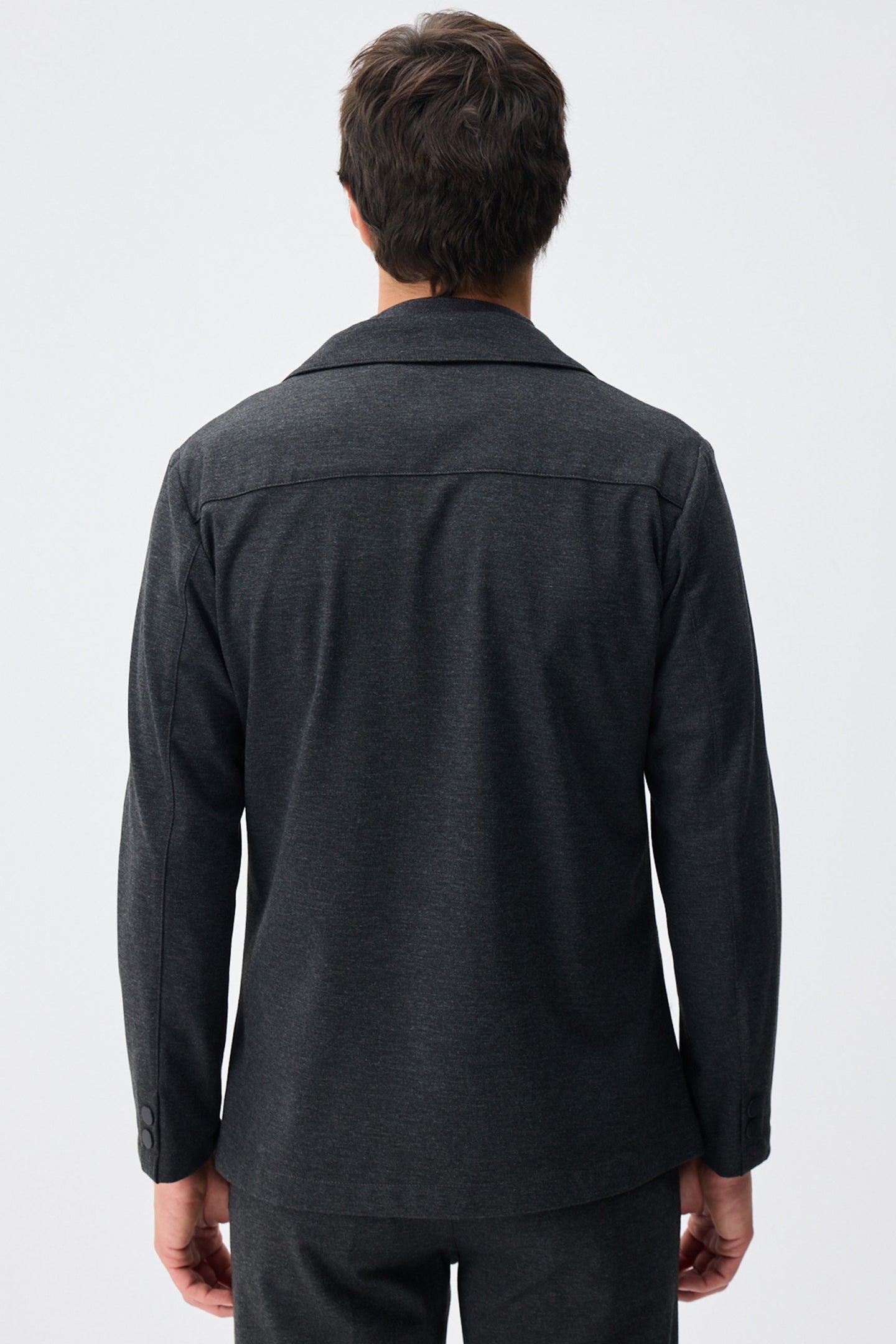 Blazer de punto suave color carbón para hombre, estilo casual elegante.