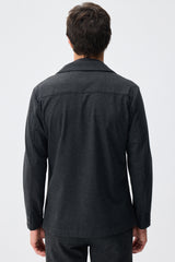 Blazer de punto suave color carbón para hombre, estilo casual elegante.