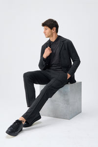 Blazer de punto suave color carbón para hombre, estilo casual elegante.