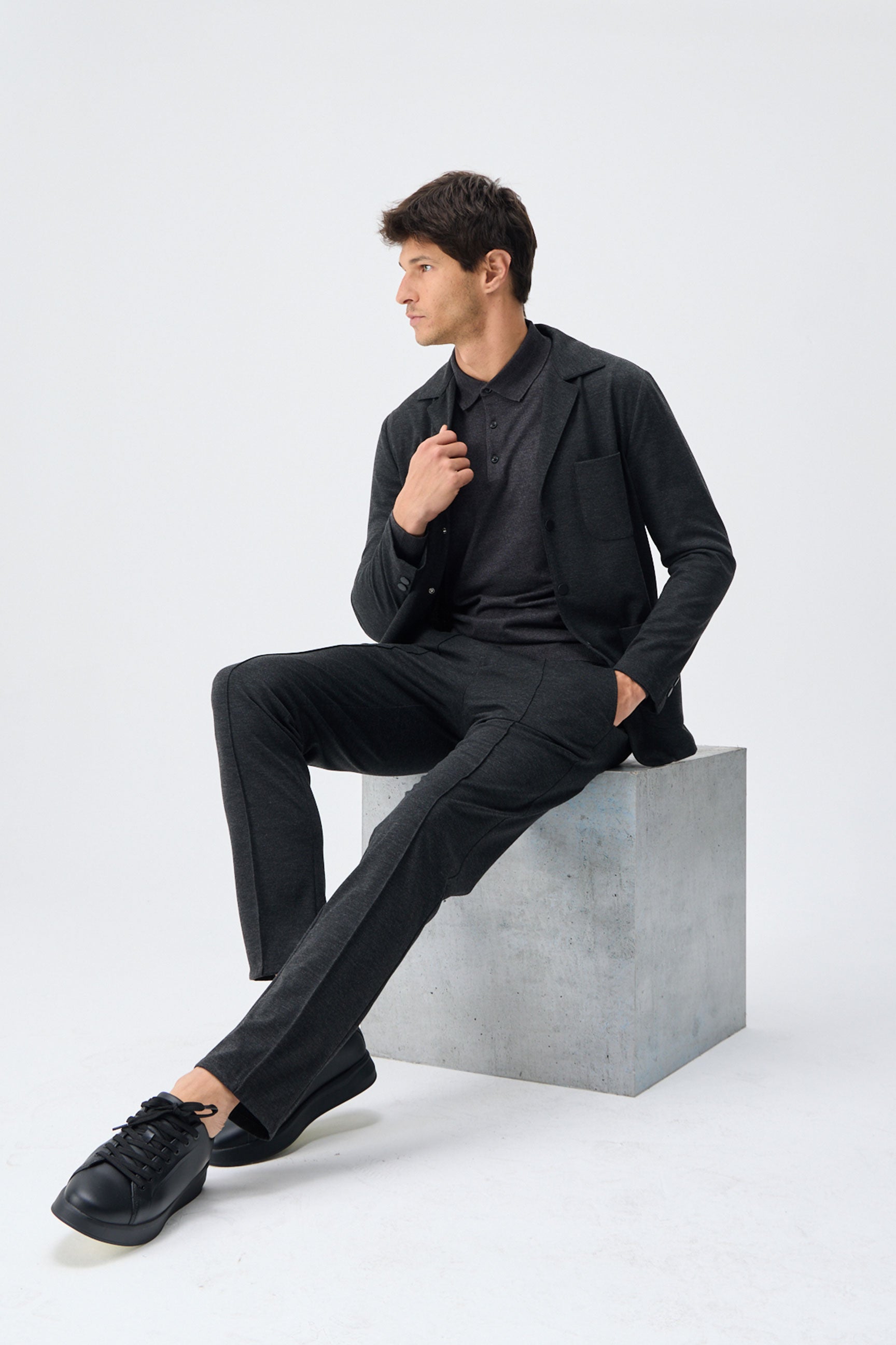 Blazer de punto suave color carbón para hombre, estilo casual elegante.