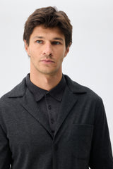 Blazer de punto suave color carbón para hombre, estilo casual elegante.