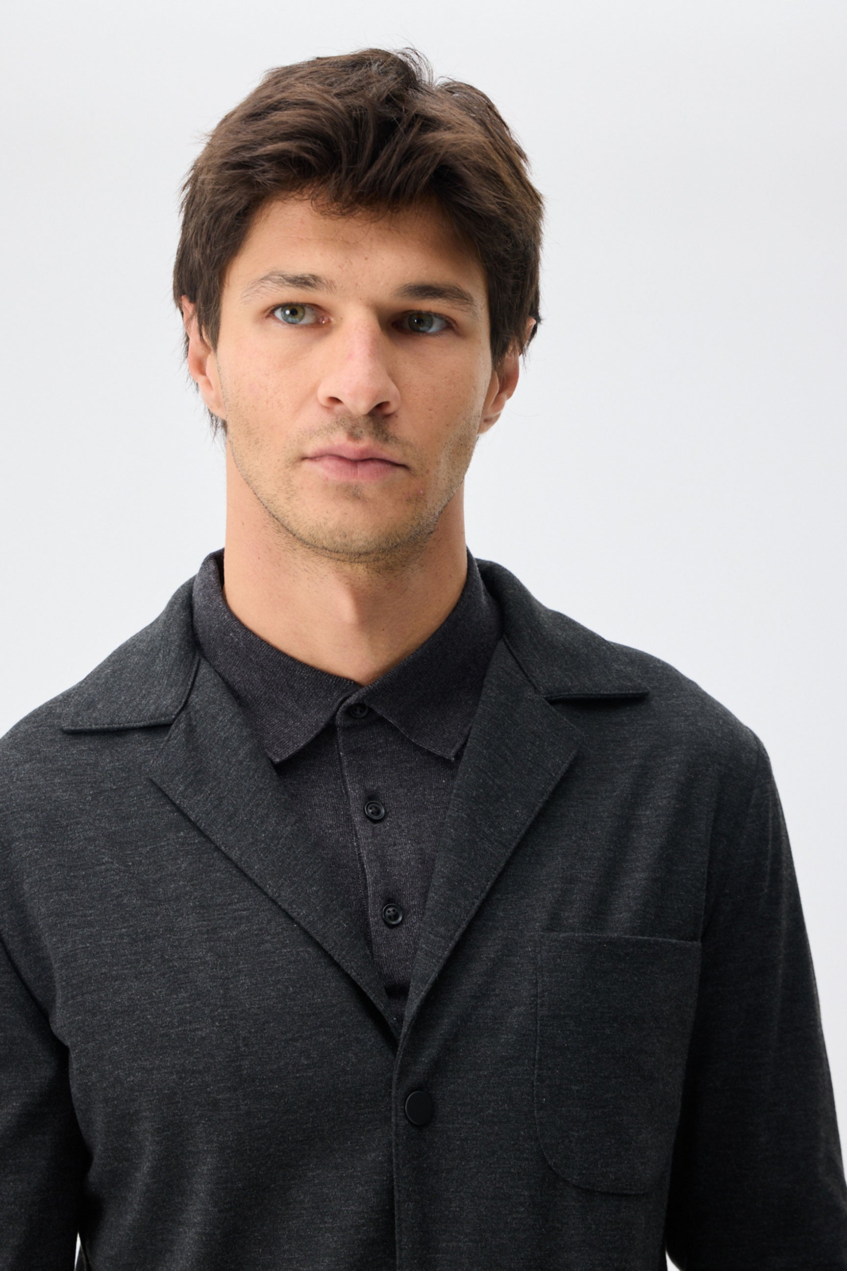 Blazer de punto suave color carbón para hombre, estilo casual elegante.