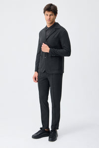 Blazer de punto suave color carbón para hombre, estilo casual elegante.