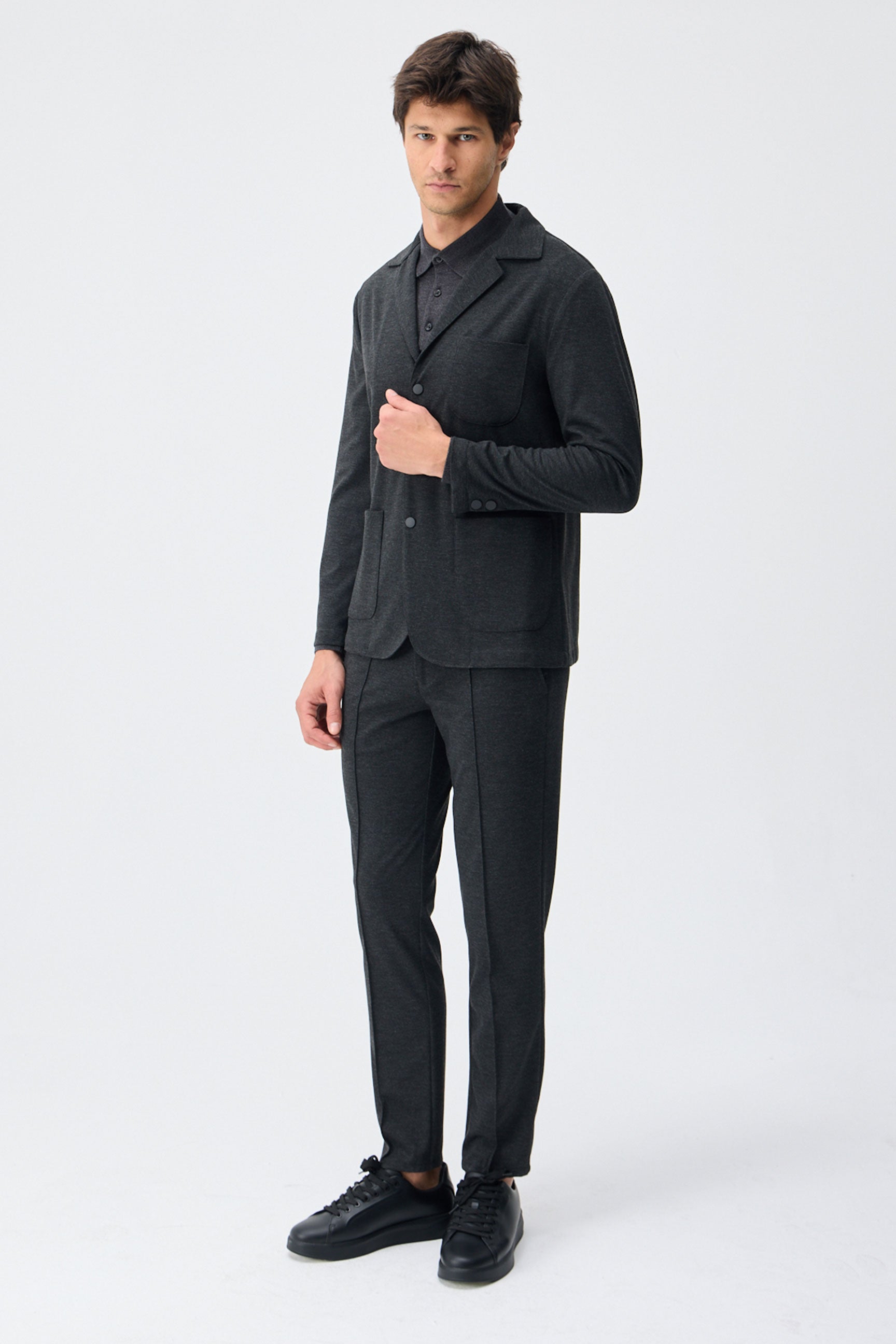 Blazer de punto suave color carbón para hombre, estilo casual elegante.