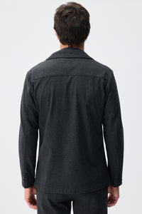 Traje elegante informal de hombre en jersey suave color carbón, chaqueta y pantalón.