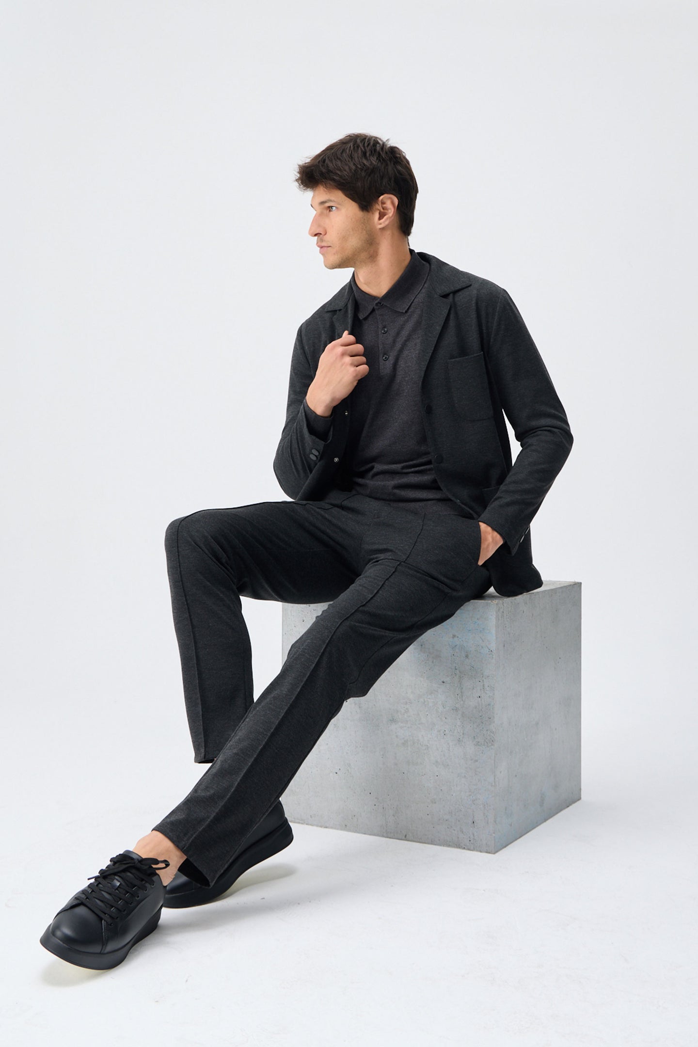Traje elegante informal de hombre en jersey suave color carbón, chaqueta y pantalón.