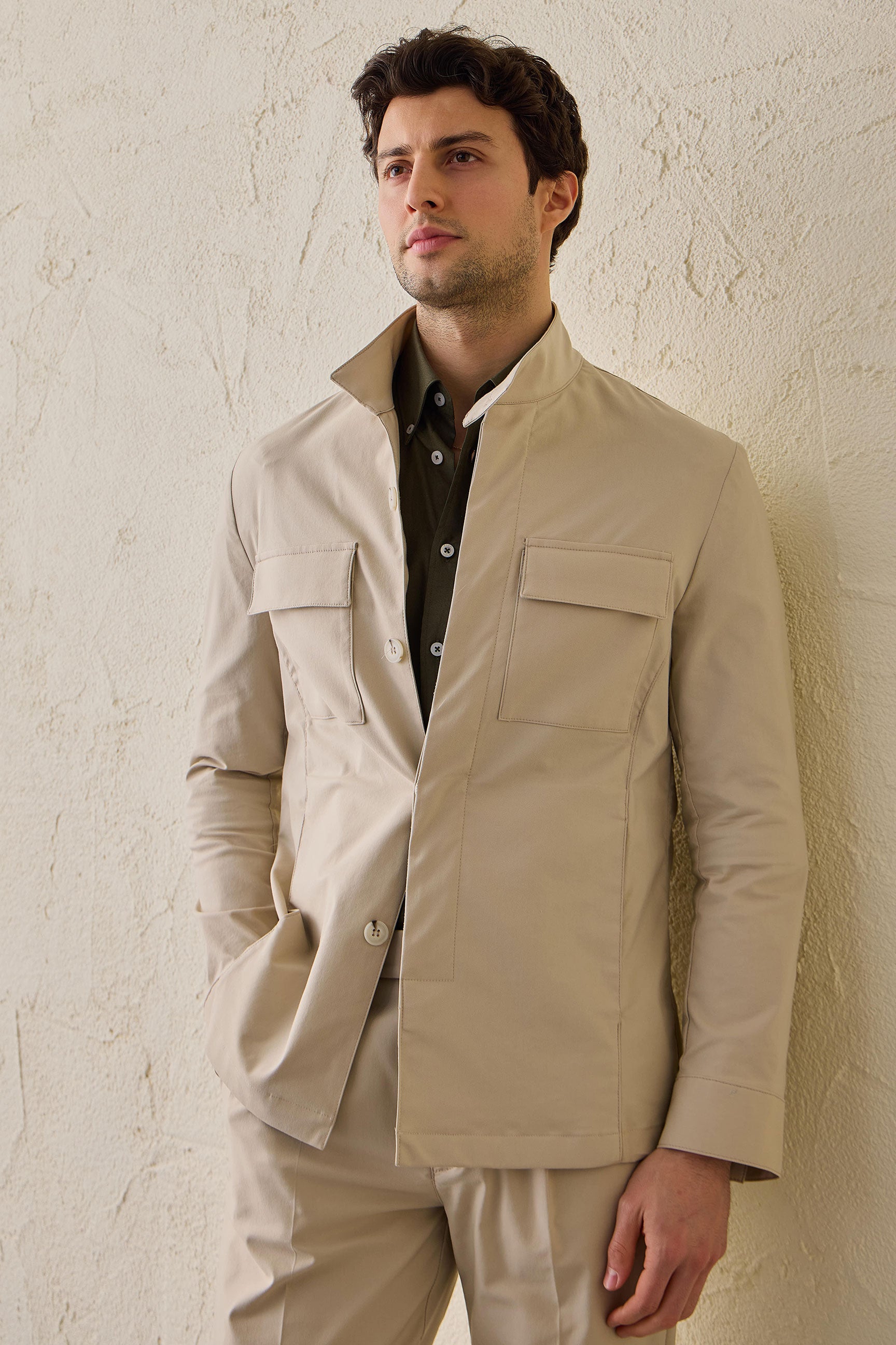 Traje de dos piezas beige elegante e informal para hombre, estilo safari, con cuello alto y tejido elástico.