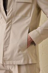 Traje de dos piezas beige elegante e informal para hombre, estilo safari, con cuello alto y tejido elástico.