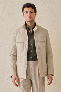 Traje de dos piezas beige elegante e informal para hombre, estilo safari, con cuello alto y tejido elástico.