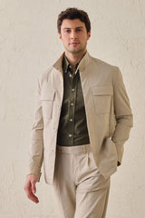 Traje de dos piezas beige elegante e informal para hombre, estilo safari, con cuello alto y tejido elástico.