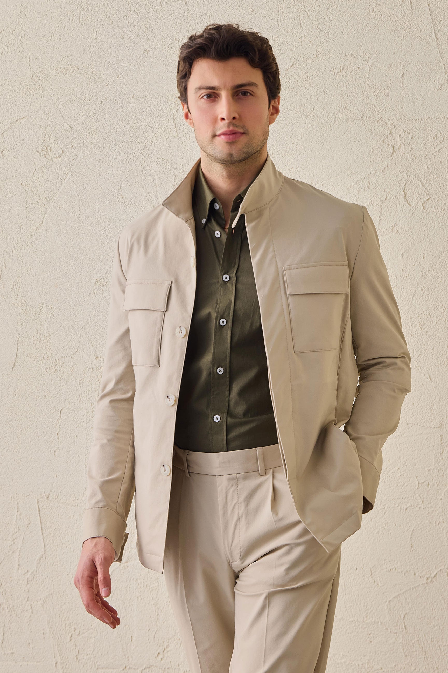 Traje de dos piezas beige elegante e informal para hombre, estilo safari, con cuello alto y tejido elástico.