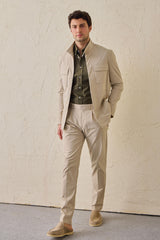 Traje de dos piezas beige elegante e informal para hombre, estilo safari, con cuello alto y tejido elástico.