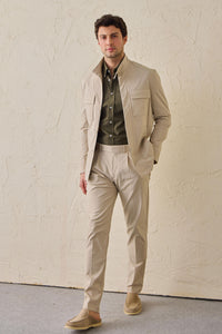 Traje de dos piezas beige elegante e informal para hombre, estilo safari, con cuello alto y tejido elástico.
