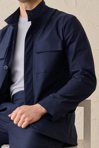 Traje de dos piezas azul marino elegante e informal para hombre, estilo safari, con cuello alto y tejido elástico.