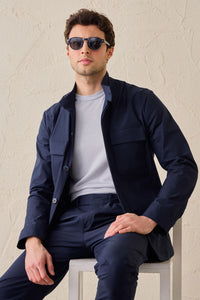 Traje de dos piezas azul marino elegante e informal para hombre, estilo safari, con cuello alto y tejido elástico.