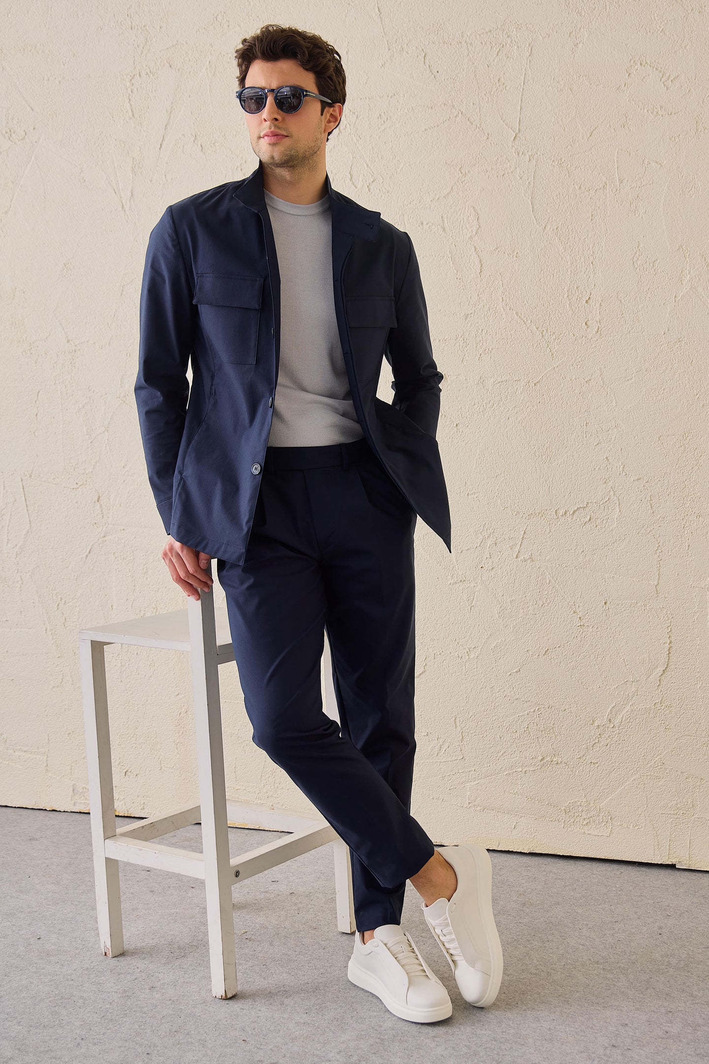 Traje de dos piezas azul marino elegante e informal para hombre, estilo safari, con cuello alto y tejido elástico.