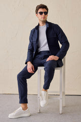 Traje de dos piezas azul marino elegante e informal para hombre, estilo safari, con cuello alto y tejido elástico.