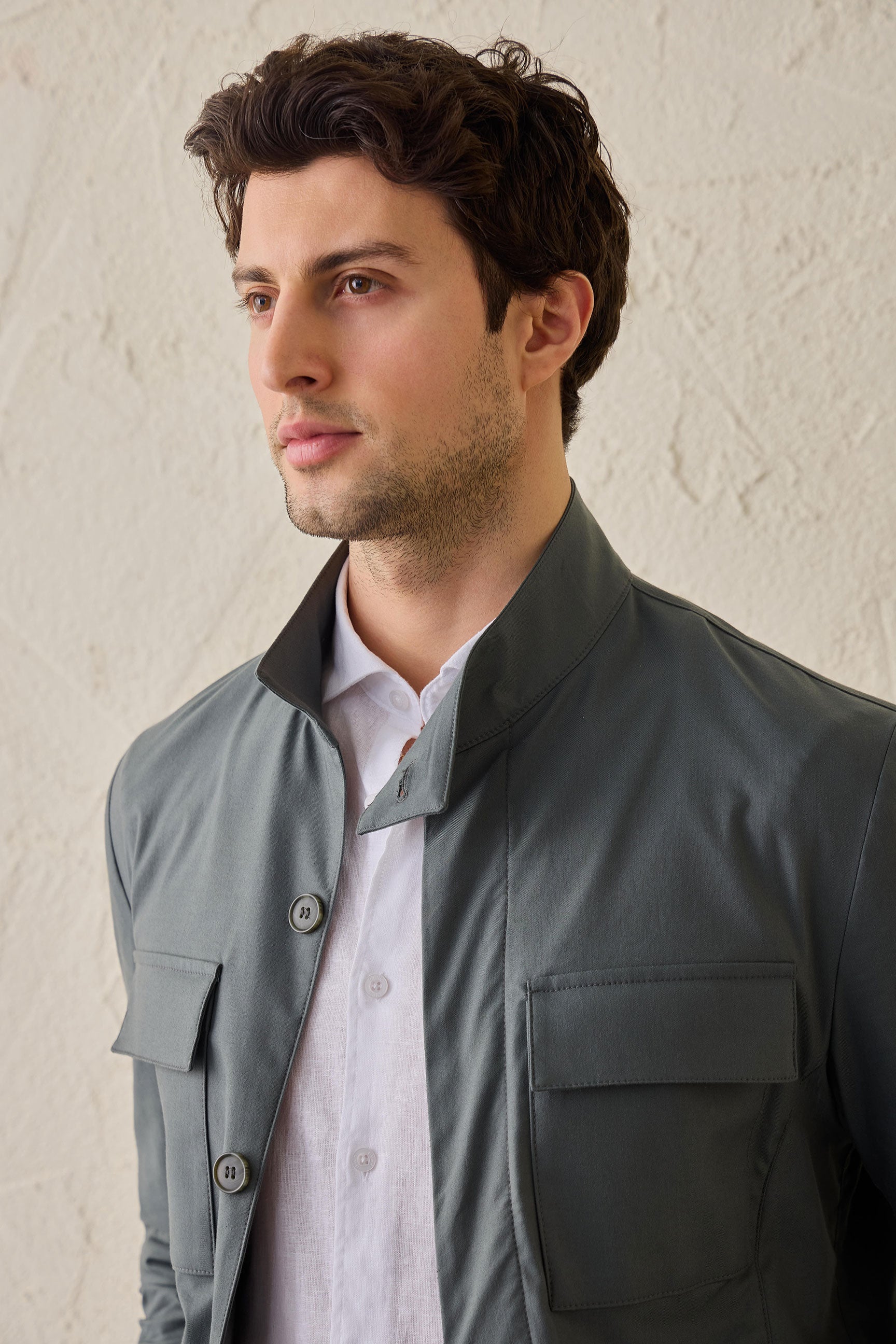 Chaqueta utilitaria ligera de color verde salvia para hombre. Chaqueta elegante e informal.