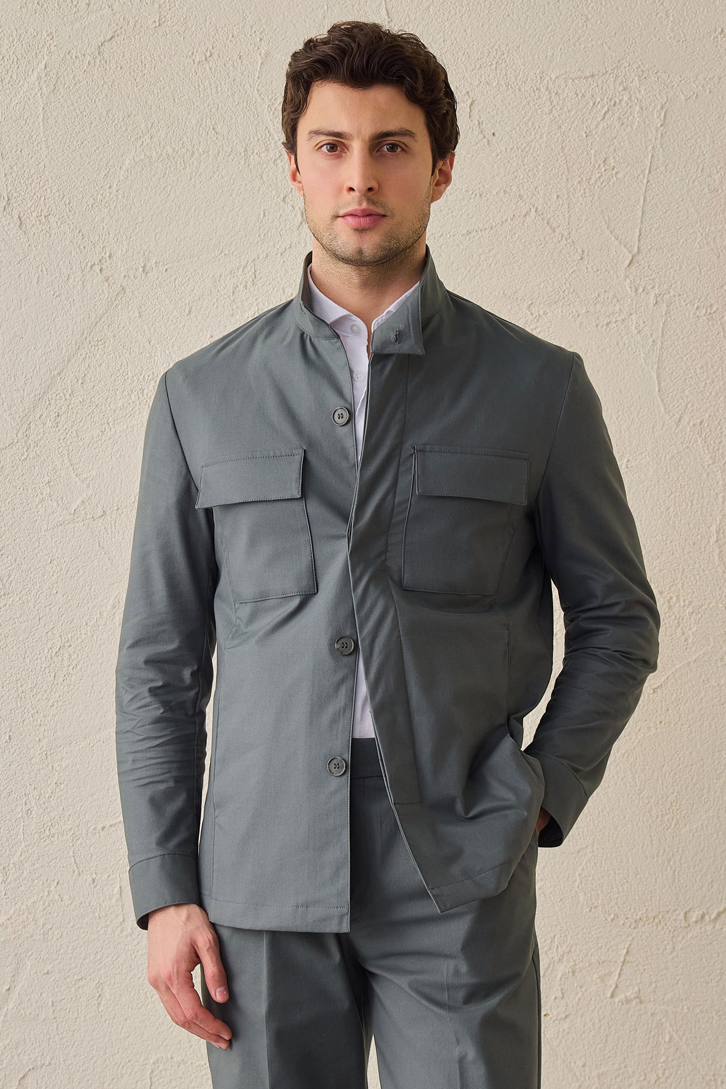 Chaqueta utilitaria ligera de color verde salvia para hombre. Chaqueta elegante e informal.