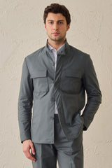 Chaqueta utilitaria ligera de color verde salvia para hombre. Chaqueta elegante e informal.