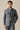 Chaqueta utilitaria ligera de color verde salvia para hombre. Chaqueta elegante e informal.