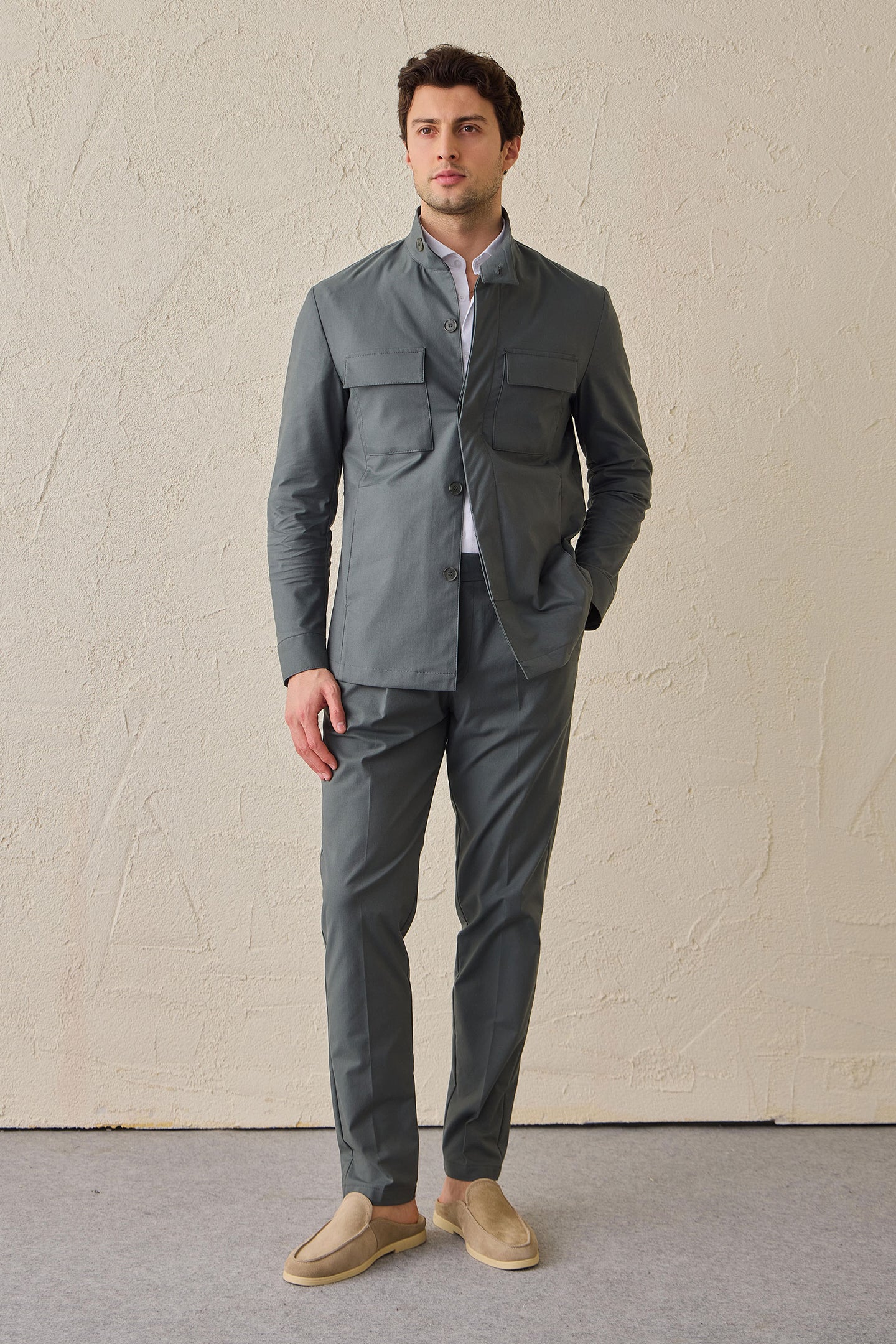 Chaqueta utilitaria ligera de color verde salvia para hombre. Chaqueta elegante e informal.