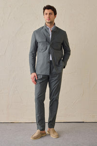 Chaqueta utilitaria ligera de color verde salvia para hombre. Chaqueta elegante e informal.