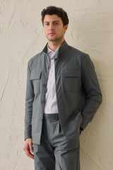 Chaqueta utilitaria ligera de color verde salvia para hombre. Chaqueta elegante e informal.