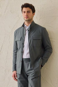 Chaqueta utilitaria ligera de color verde salvia para hombre. Chaqueta elegante e informal.