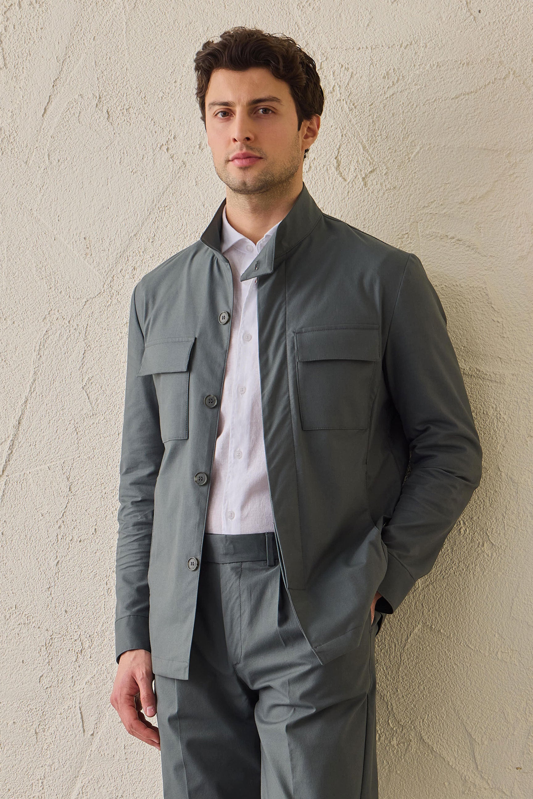 Chaqueta utilitaria ligera de color verde salvia para hombre. Chaqueta elegante e informal.