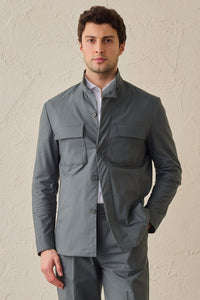 Traje de dos piezas para hombre en color verde salvia, estilo safari, con cuello alto y tejido elástico.
