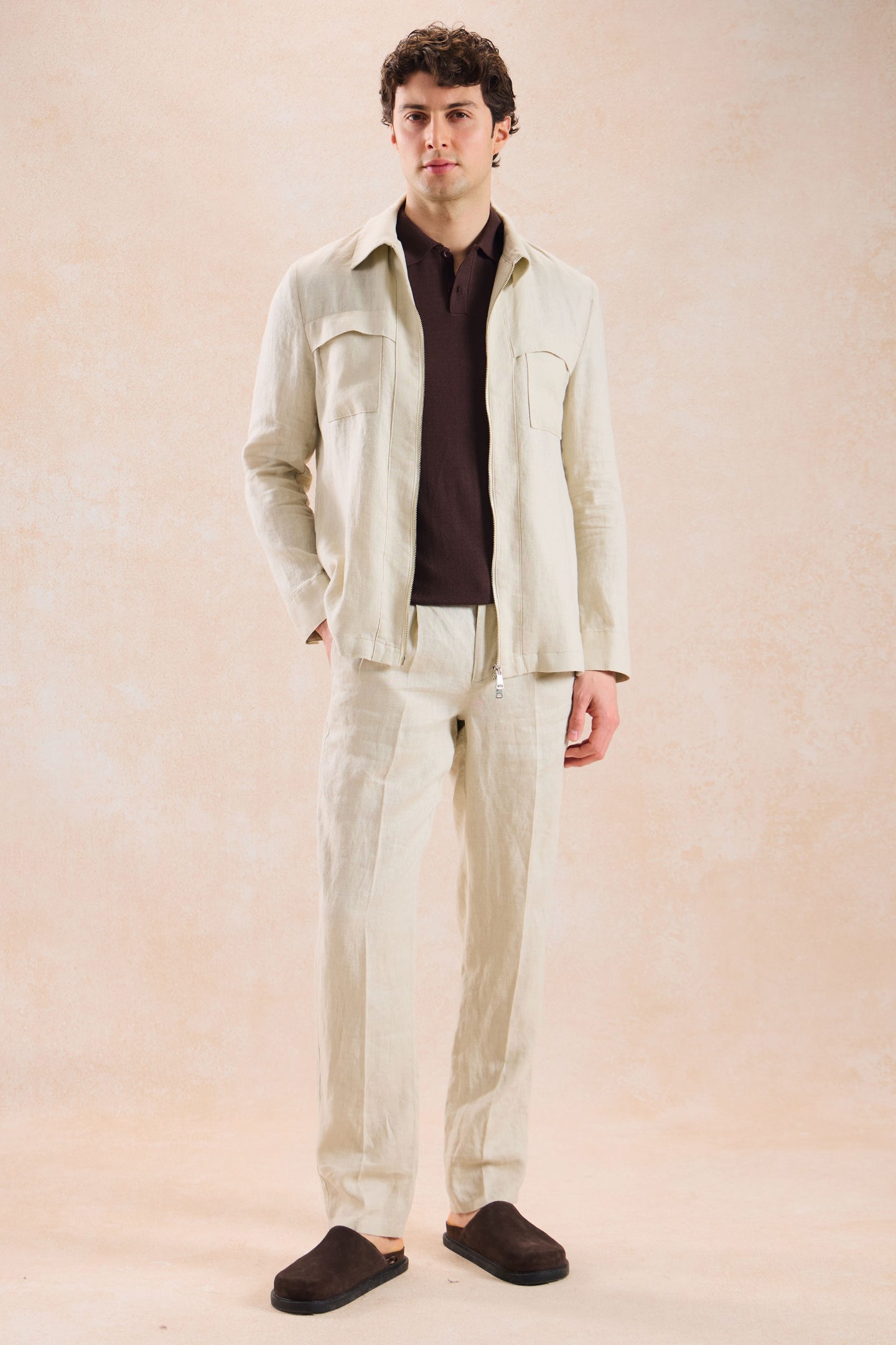 Chaqueta tipo camisa ligera de lino beige con cremallera para hombre, ideal para el verano.