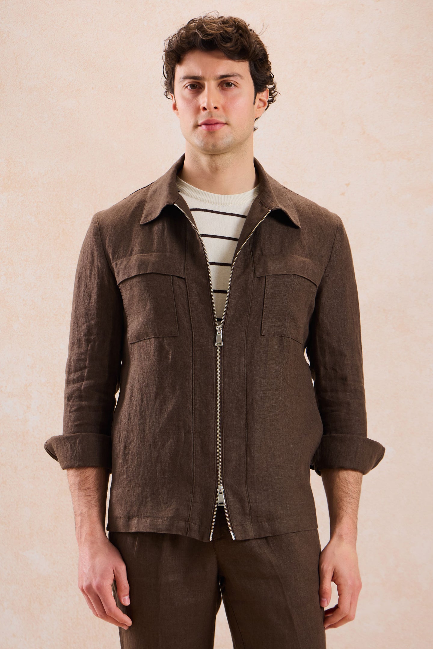 Chaqueta tipo camisa ligera de lino marrón con cremallera para hombre, ideal para el verano.