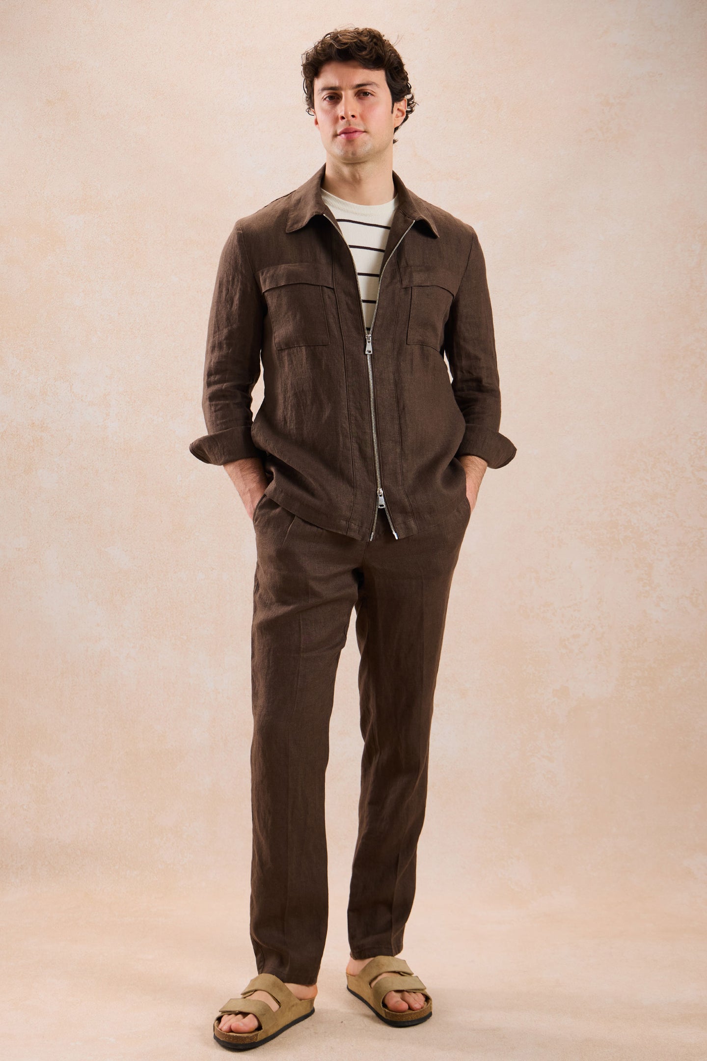 Chaqueta tipo camisa ligera de lino marrón con cremallera para hombre, ideal para el verano.