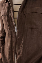 Chaqueta tipo camisa ligera de lino marrón con cremallera para hombre, ideal para el verano.
