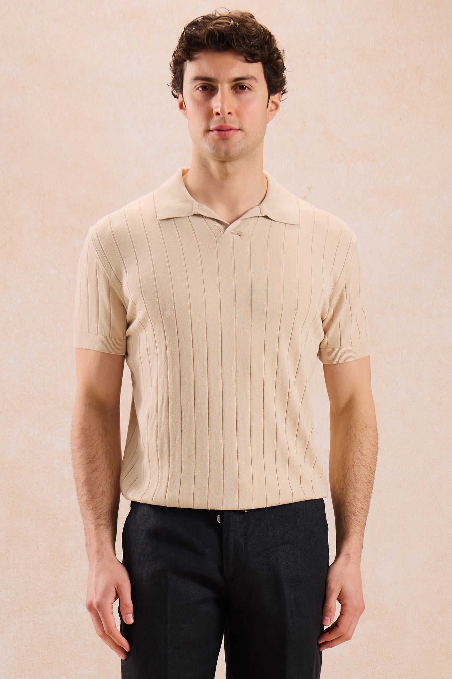 Polo de punto acanalado beige para hombre