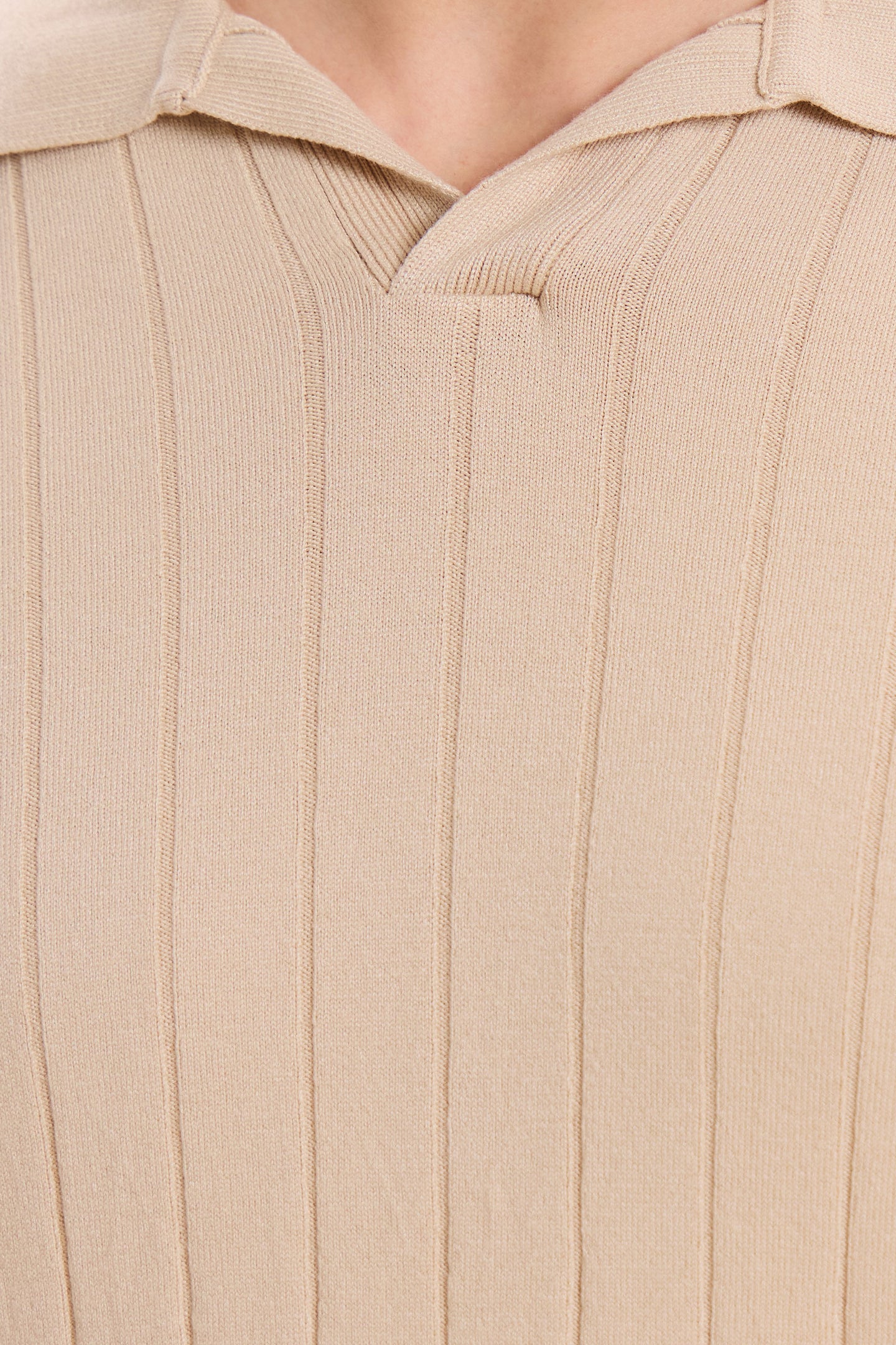 Polo de punto acanalado beige para hombre