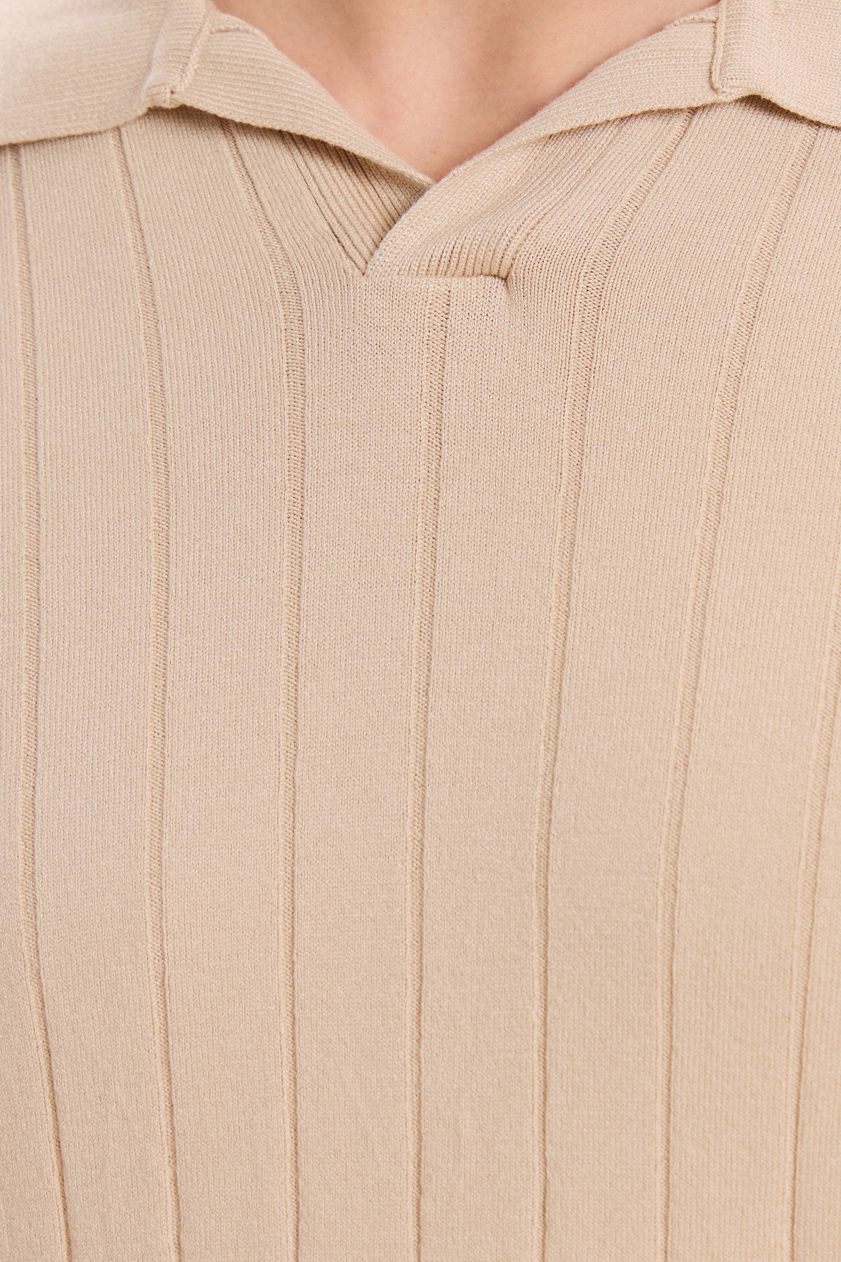 Polo de punto acanalado beige para hombre