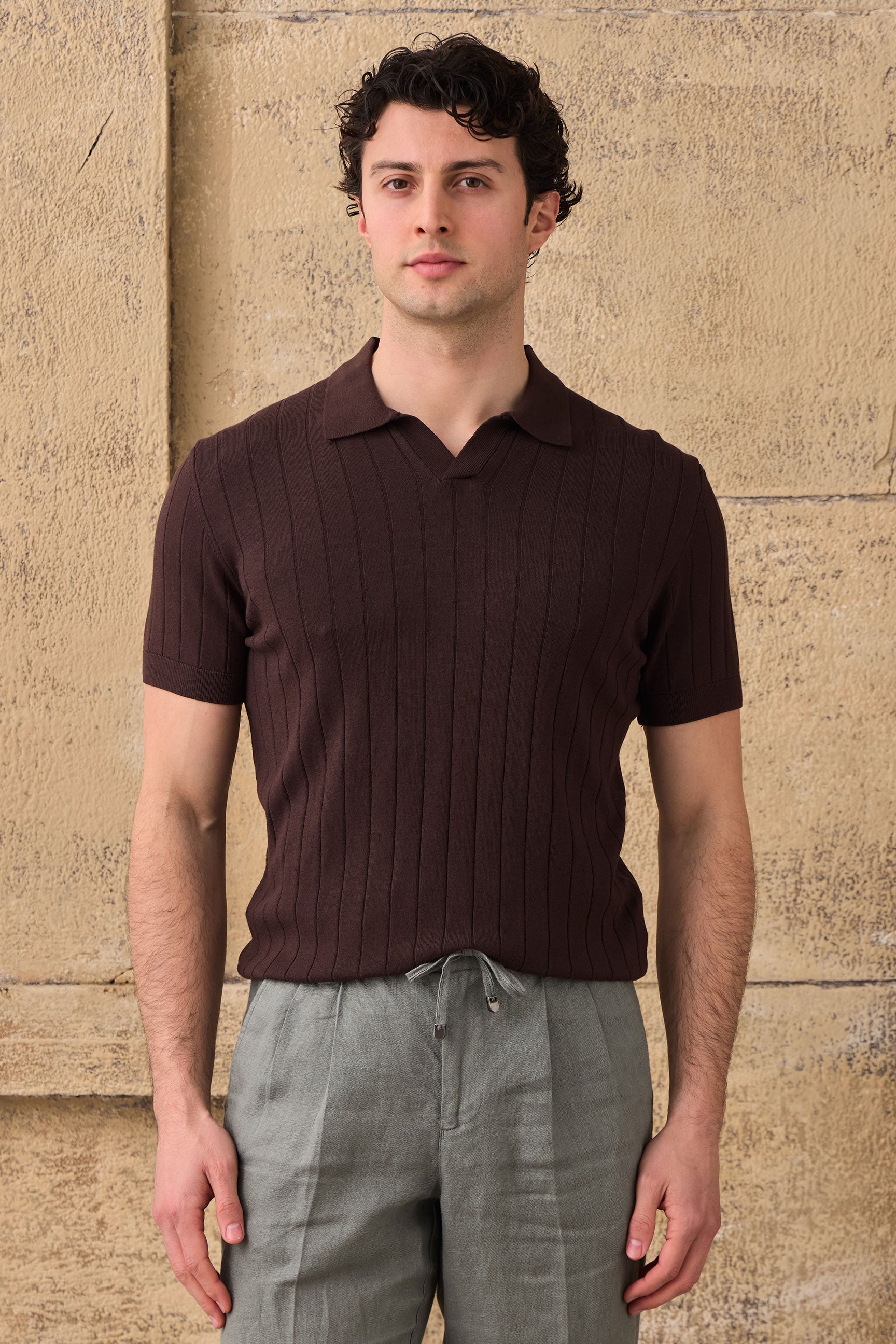 Polo de punto acanalado marrón para hombre